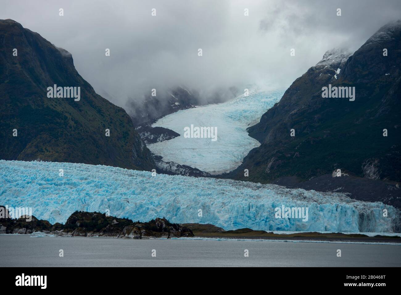 Vue sur le glacier Amalia, également connu sous le nom de glacier de Skua, un glacier d'eaux vives situé dans le parc national de Bernardo O'Higgins, au bord du Sarmiento C Banque D'Images