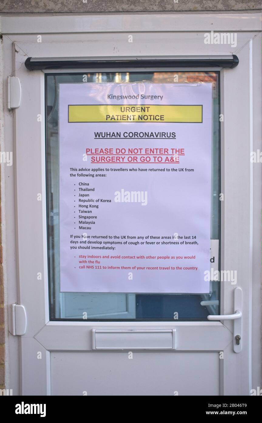 Avis d'avertissement sur le coronavirus à la porte d'une chirurgie de médecin/médecin. Banque D'Images
