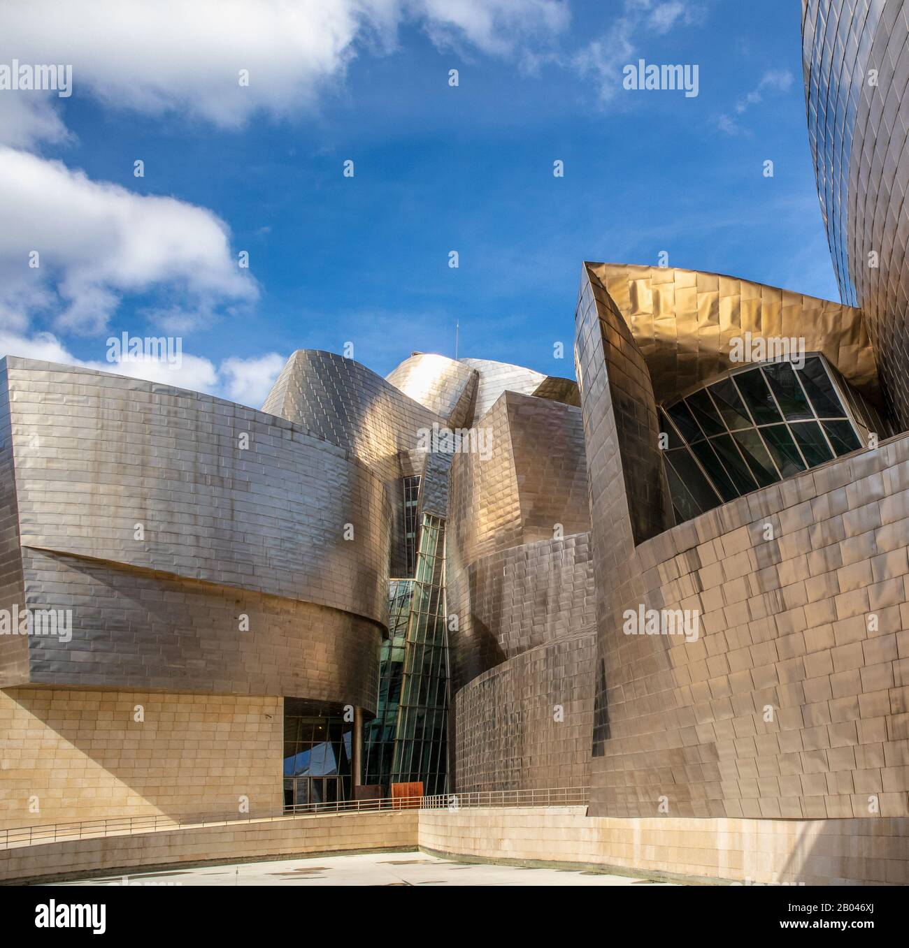 Bilbao Espagne - 25 septembre 2019 : Vue de la Guggenheim Museum construit en 1997 par l'architecte canadien Frank Gehry à Bilbao, Pays Basque, Espagne Banque D'Images