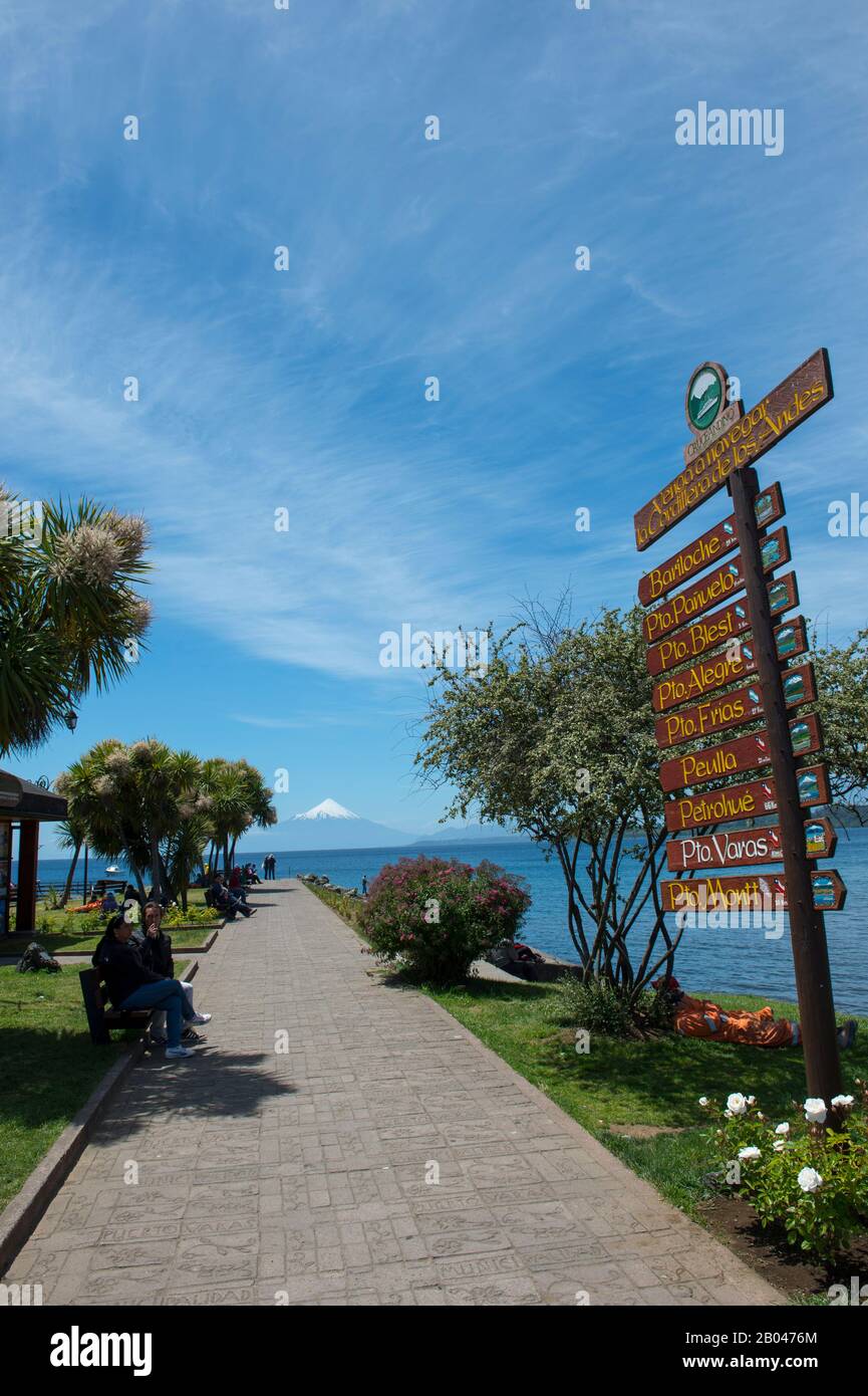 Vue sur le lac Llanquihue et le mont Osorno (volcan) de Puerto Varas dans le district du lac près de Puerto Montt, Chili. Banque D'Images