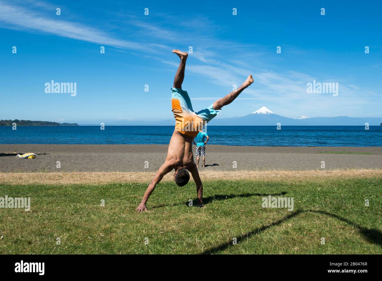 Un jeune homme s'est mis à danser sur la promenade du lac à Frutillar, une petite ville du lac Llanquihue dans le district du lac près de Puerto Montt, au Chili avec Osorno Banque D'Images
