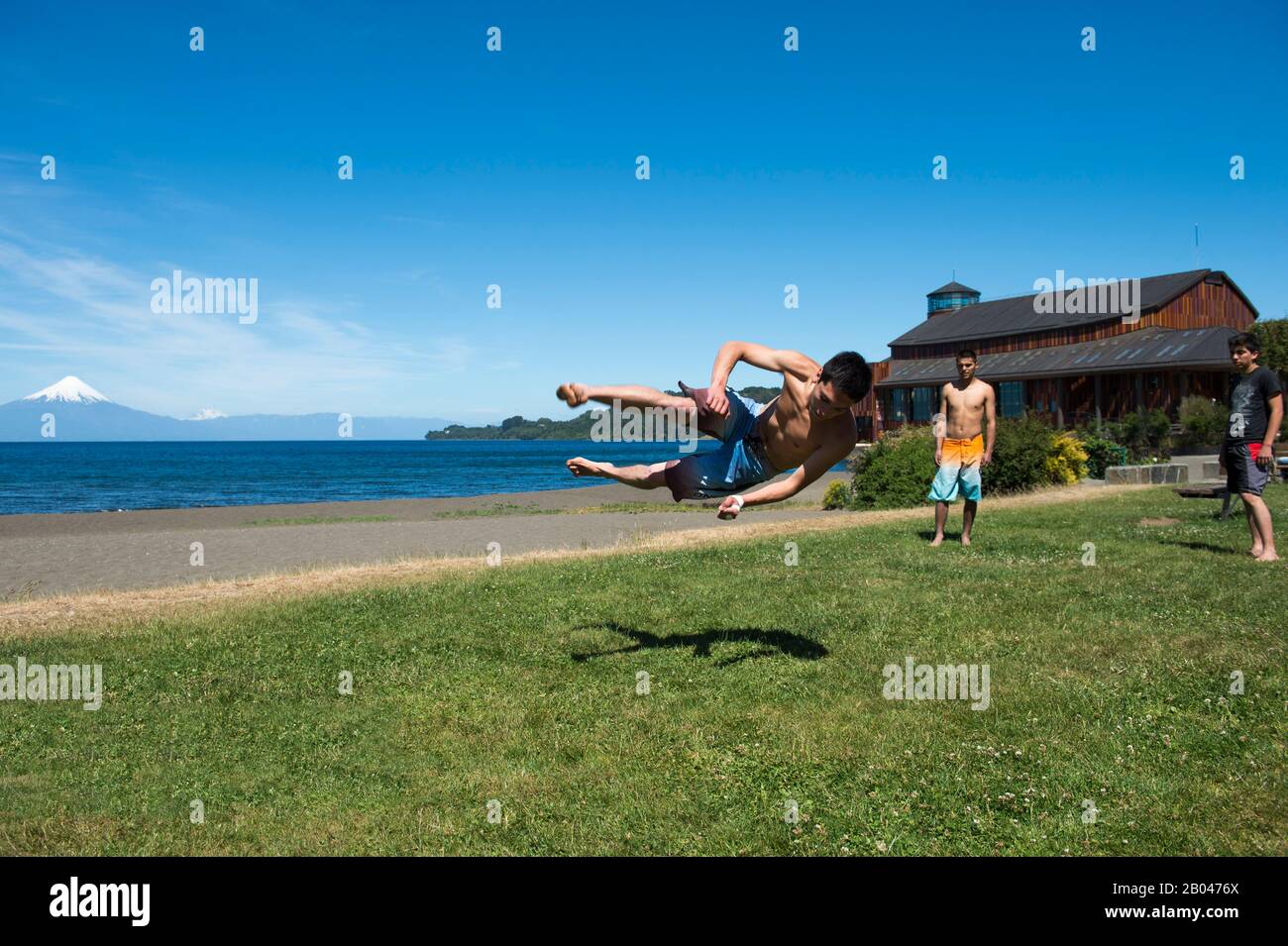 Un jeune homme s'est mis à danser sur la promenade du lac à Frutillar, une petite ville du lac Llanquihue dans le district du lac près de Puerto Montt, au Chili avec Osorno Banque D'Images