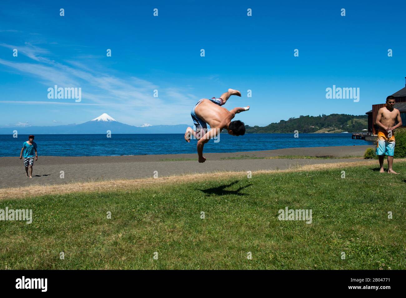 Un jeune homme s'est mis à danser sur la promenade du lac à Frutillar, une petite ville du lac Llanquihue dans le district du lac près de Puerto Montt, au Chili avec Osorno Banque D'Images
