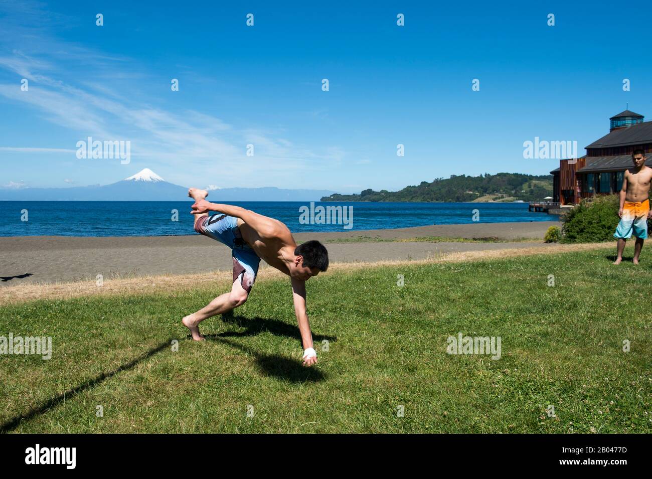 Un jeune homme s'est mis à danser sur la promenade du lac à Frutillar, une petite ville du lac Llanquihue dans le district du lac près de Puerto Montt, au Chili avec Osorno Banque D'Images