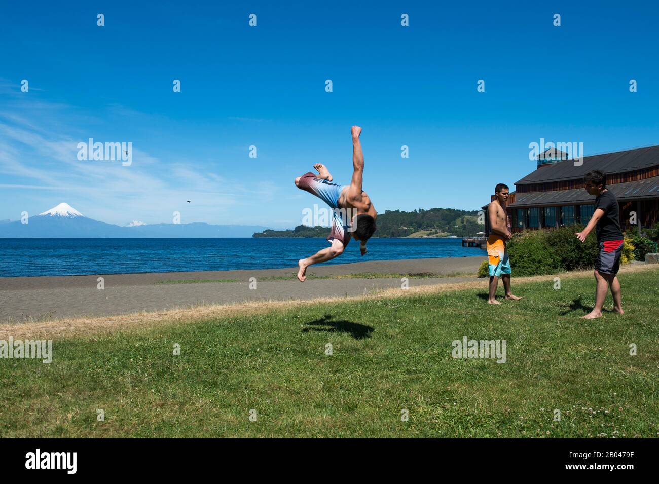 Un jeune homme s'est mis à danser sur la promenade du lac à Frutillar, une petite ville du lac Llanquihue dans le district du lac près de Puerto Montt, au Chili avec Osorno Banque D'Images