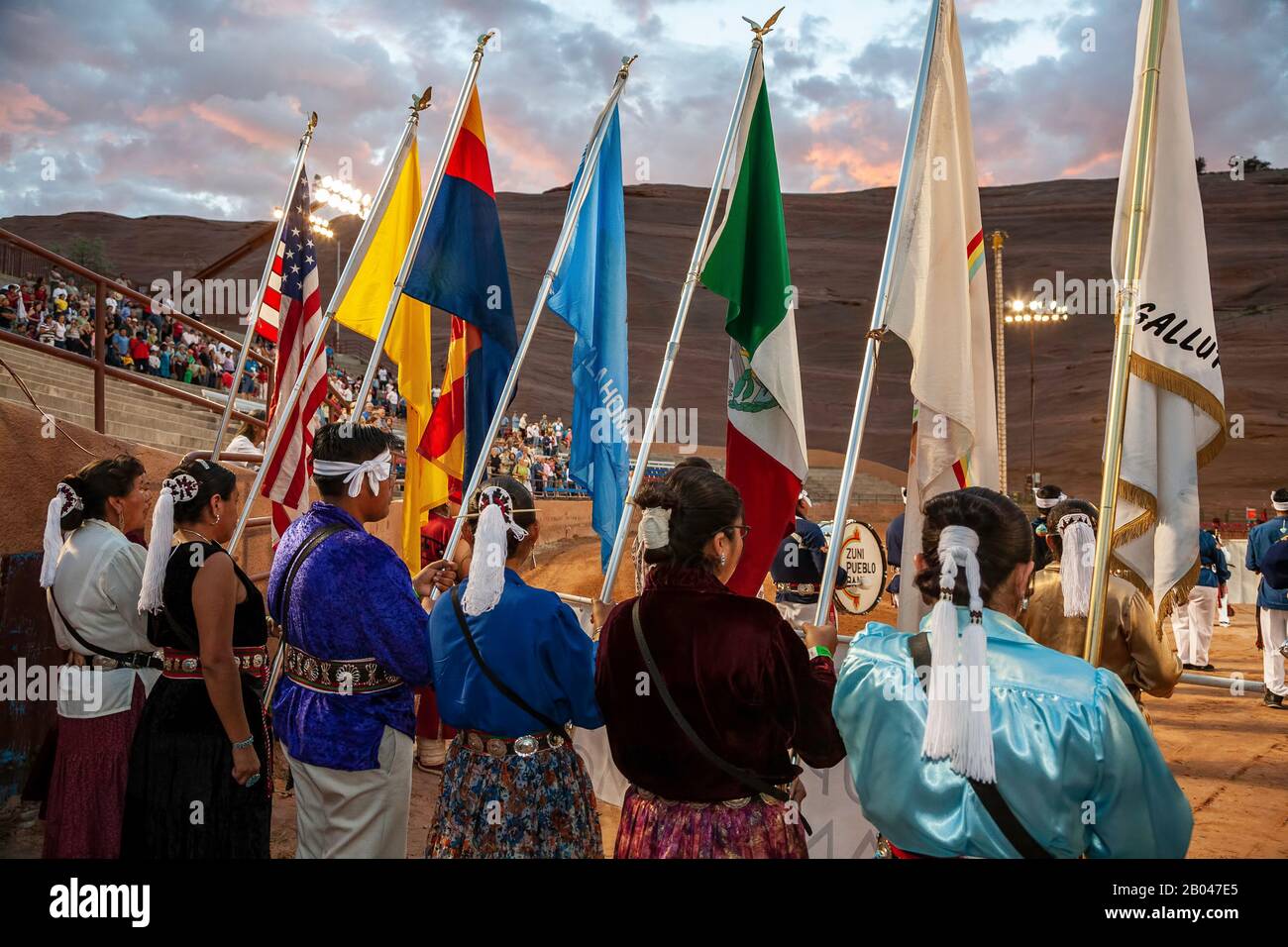 Drapeaux sur le point d'entrer dans l'arène, spectacle de danse indienne les cérémonies d'ouverture, Gallup Inter-Tribal Ceremonial, Nouveau Mexique USA Banque D'Images