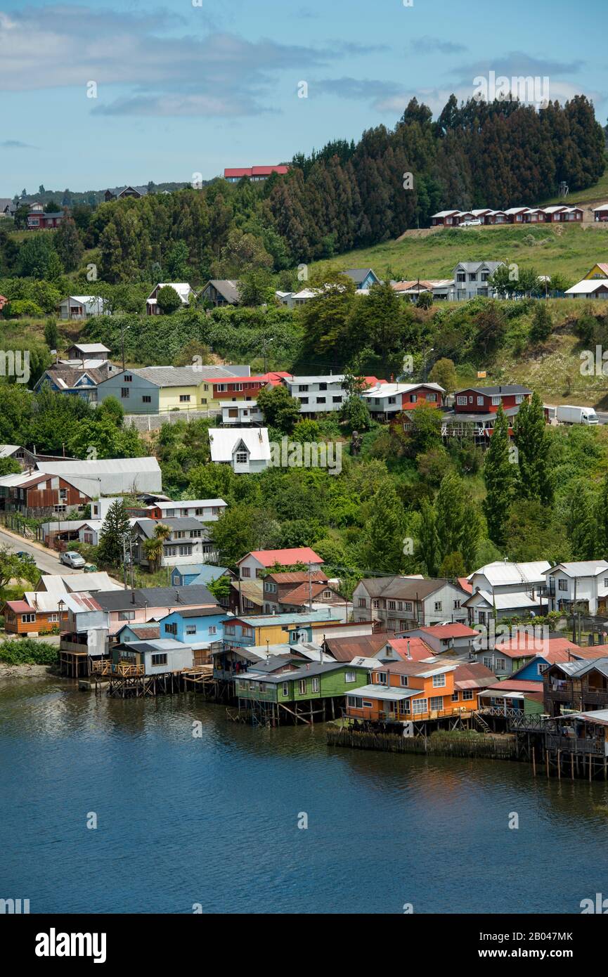 Vue sur les maisons sur pilotis (palafito) dans la ville de Castro sur l'île de Chiloe dans le sud du Chili. Banque D'Images