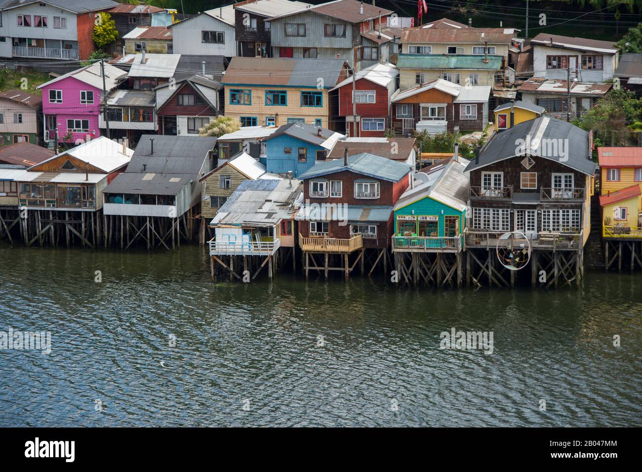Vue sur les maisons sur pilotis (palafito) dans la ville de Castro sur l'île de Chiloe dans le sud du Chili. Banque D'Images