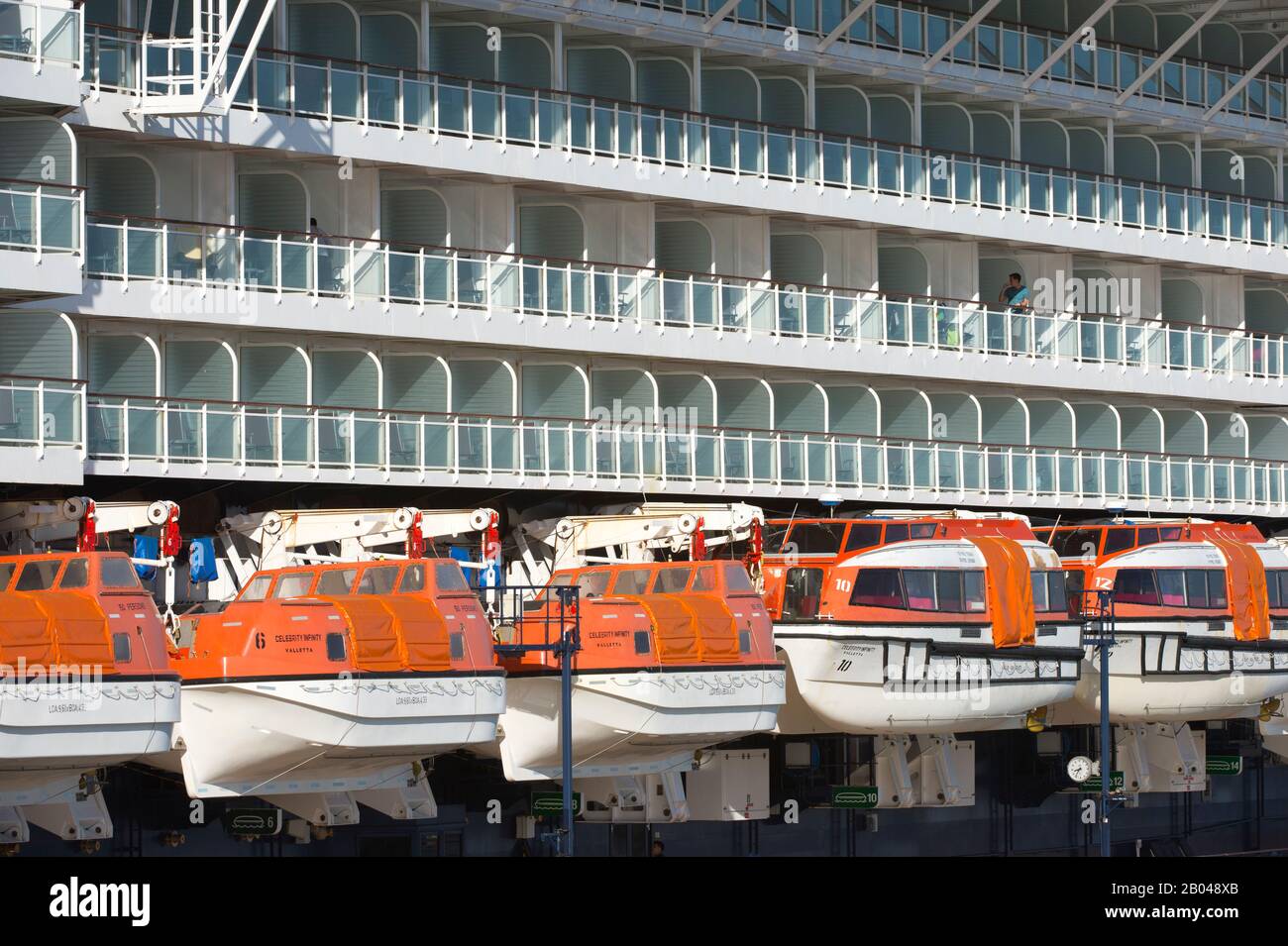 Détail des bateaux de sauvetage de la Celebrity Infinity, un navire de croisière d'une capacité de 1950 passagers, amarré dans le port de Montevideo, Uruguay. Banque D'Images