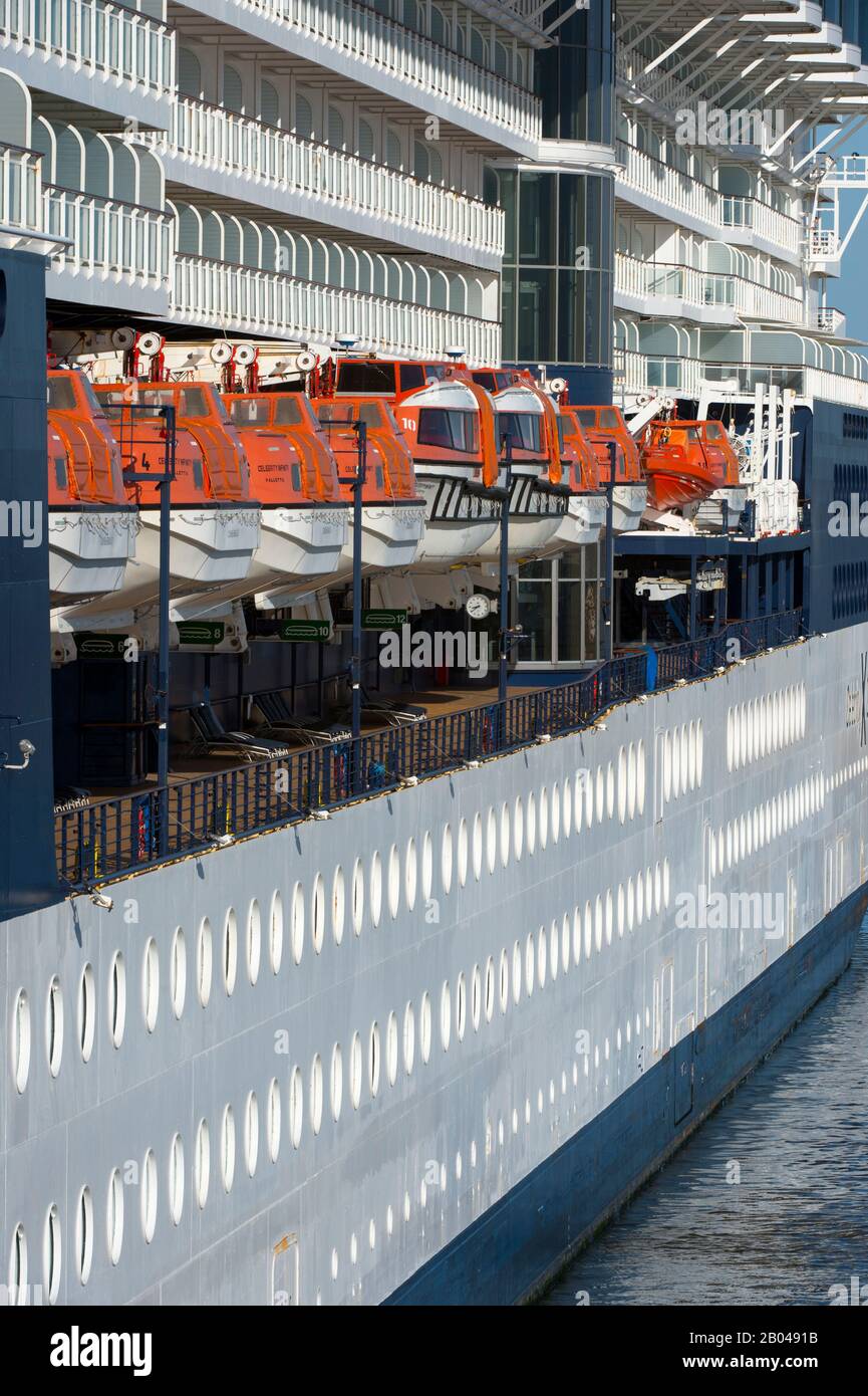 Détail des bateaux de sauvetage de la Celebrity Infinity, un navire de croisière d'une capacité de 1950 passagers, amarré dans le port de Montevideo, Uruguay. Banque D'Images