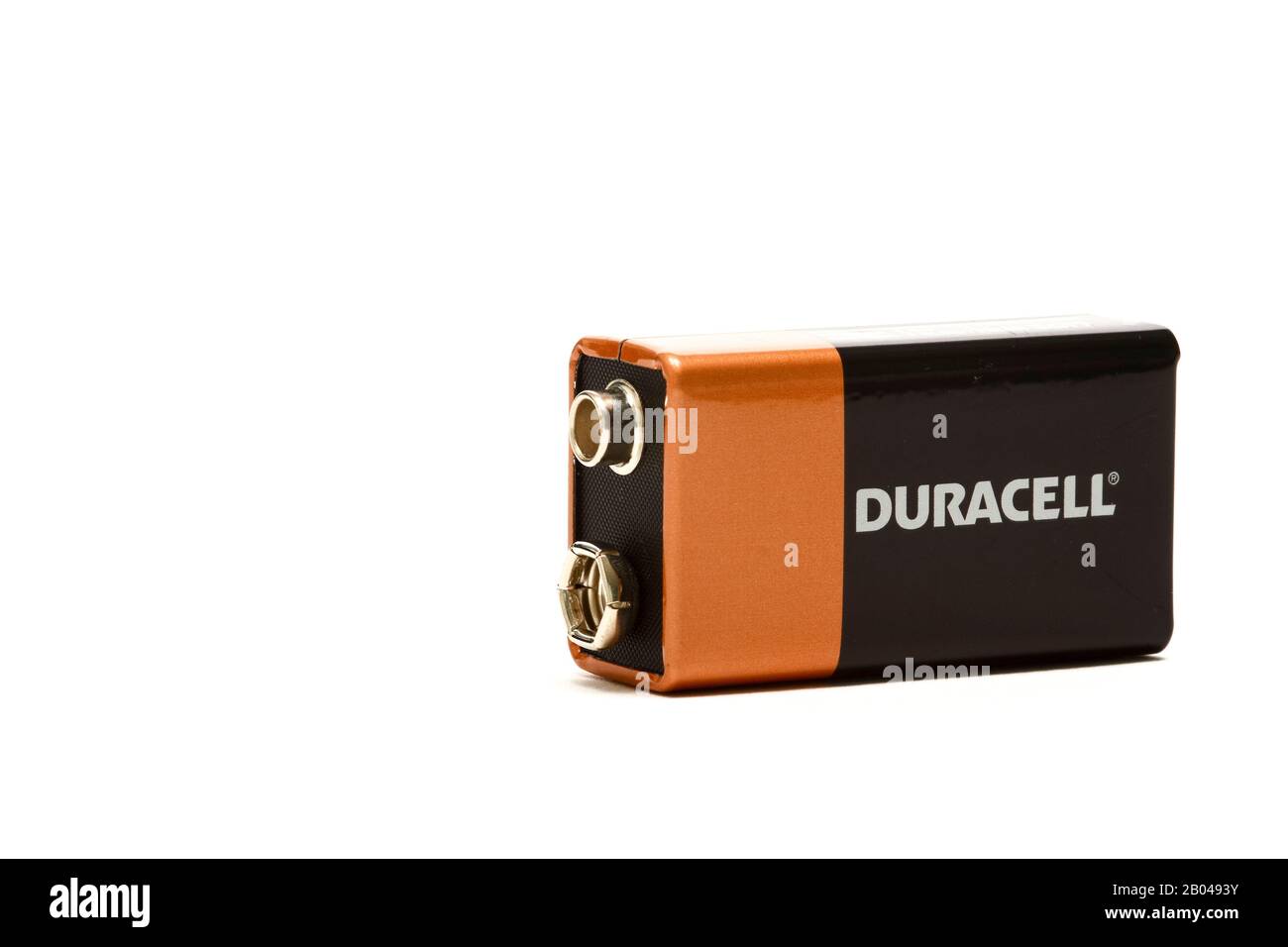 Pile alcaline Duracell   isolée sur un fond blanc avec espace pour la copie Banque D'Images