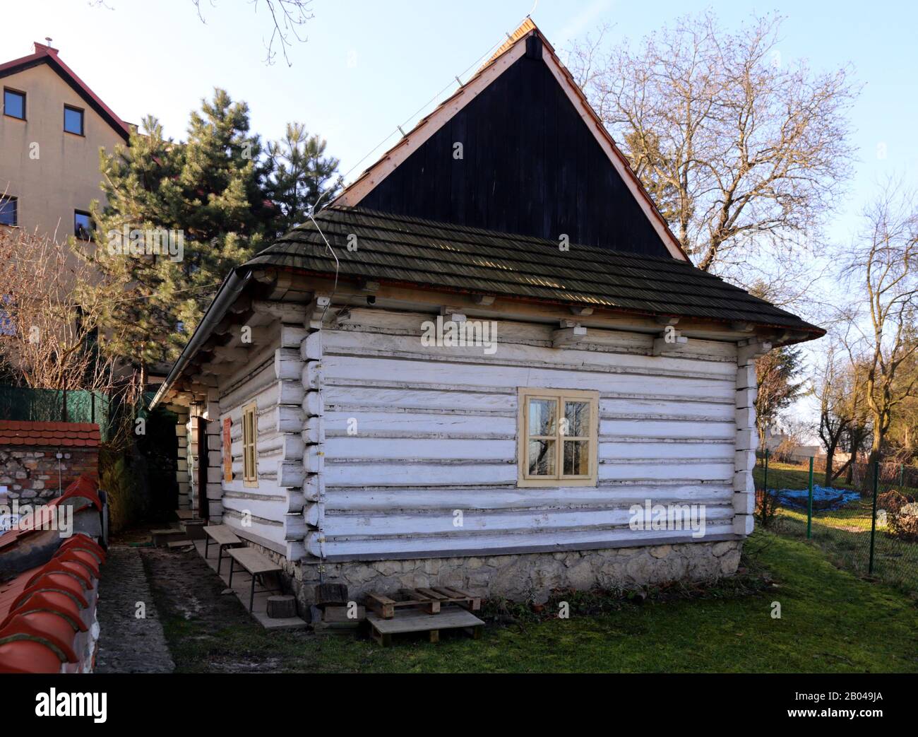 Cracovie. Cracovie. Pologne. Quartier Salwator. La cabine du sous-preneur par l'église paroissiale Saint-Salvator locale. Banque D'Images