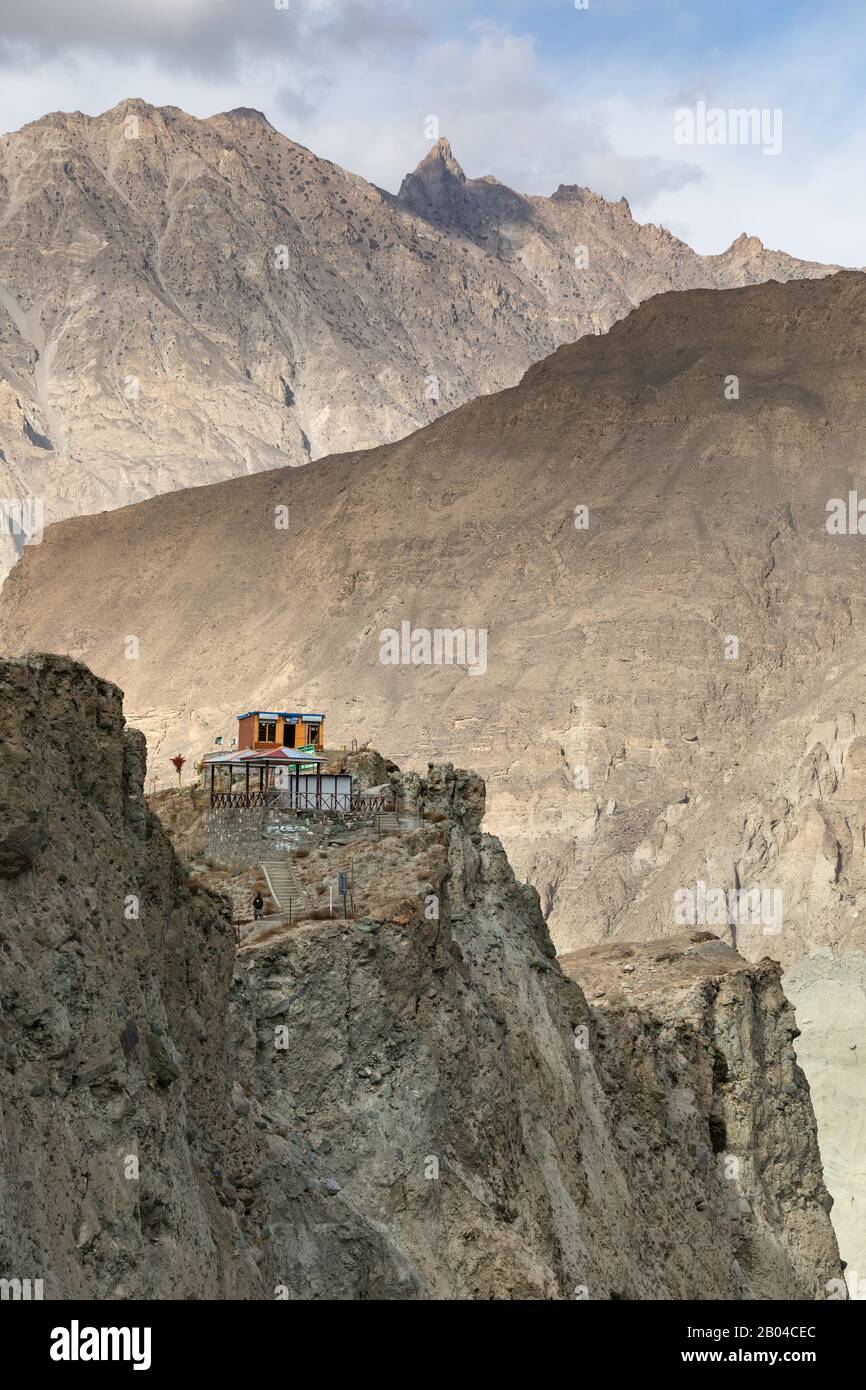 Bâtiment sur le sommet de la roche dans les montagnes désertes près du glacier de Hoper vallée de Hunza Pakistan régions du Nord Banque D'Images