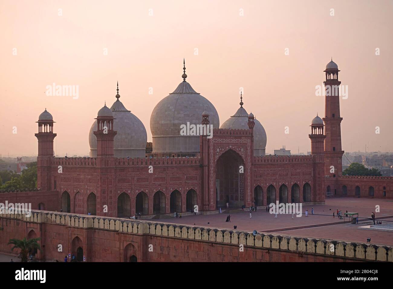 Dômes de la mosquée Badshahi (mosquée Empereur) construite en 1673 par l'empereur Mughal Aurangzeb à Lahore, Pakistan - vue depuis le toit Banque D'Images