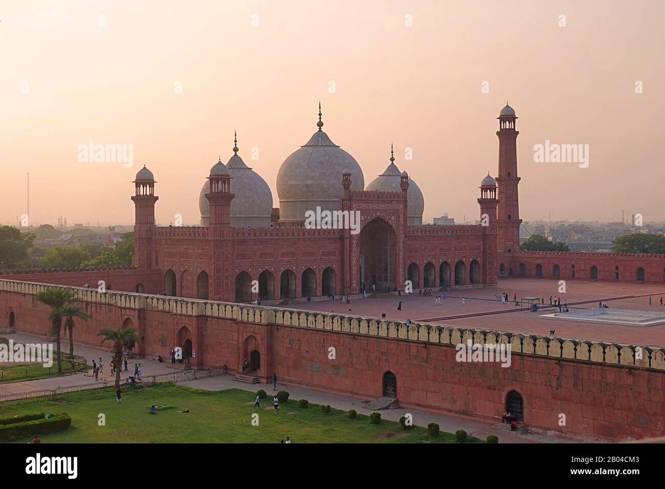 Coucher de soleil sur les dômes de la mosquée Badshahi (mosquée Empereur) construite en 1673 par l'empereur Mughal Aurangzeb à Lahore, Pakistan Banque D'Images