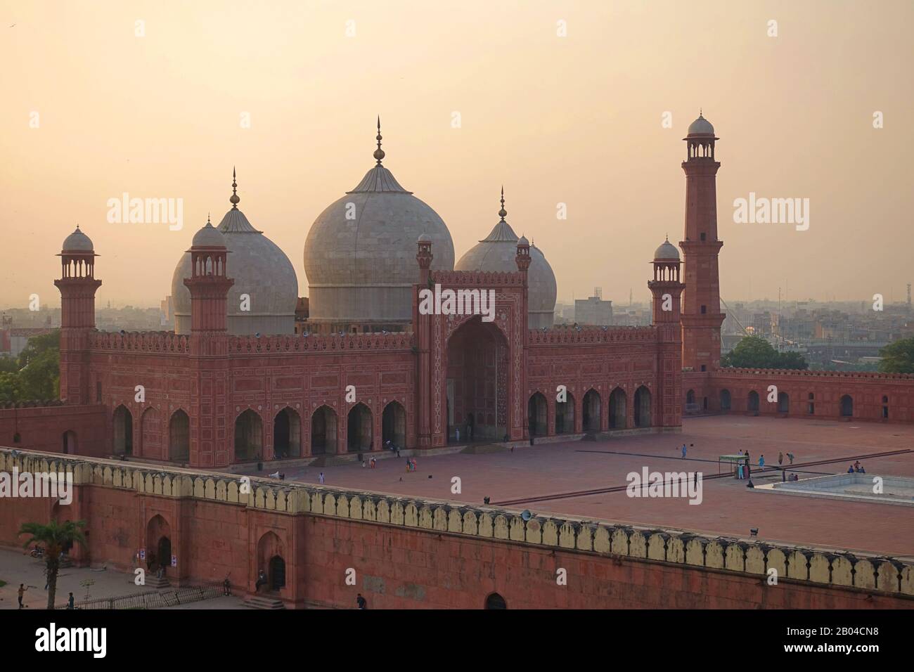 Les dômes de la mosquée Badshahi (Mosquée de l'empereur ) construit en 1673 par l'empereur moghol Aurangzeb à Lahore, au Pakistan. Banque D'Images