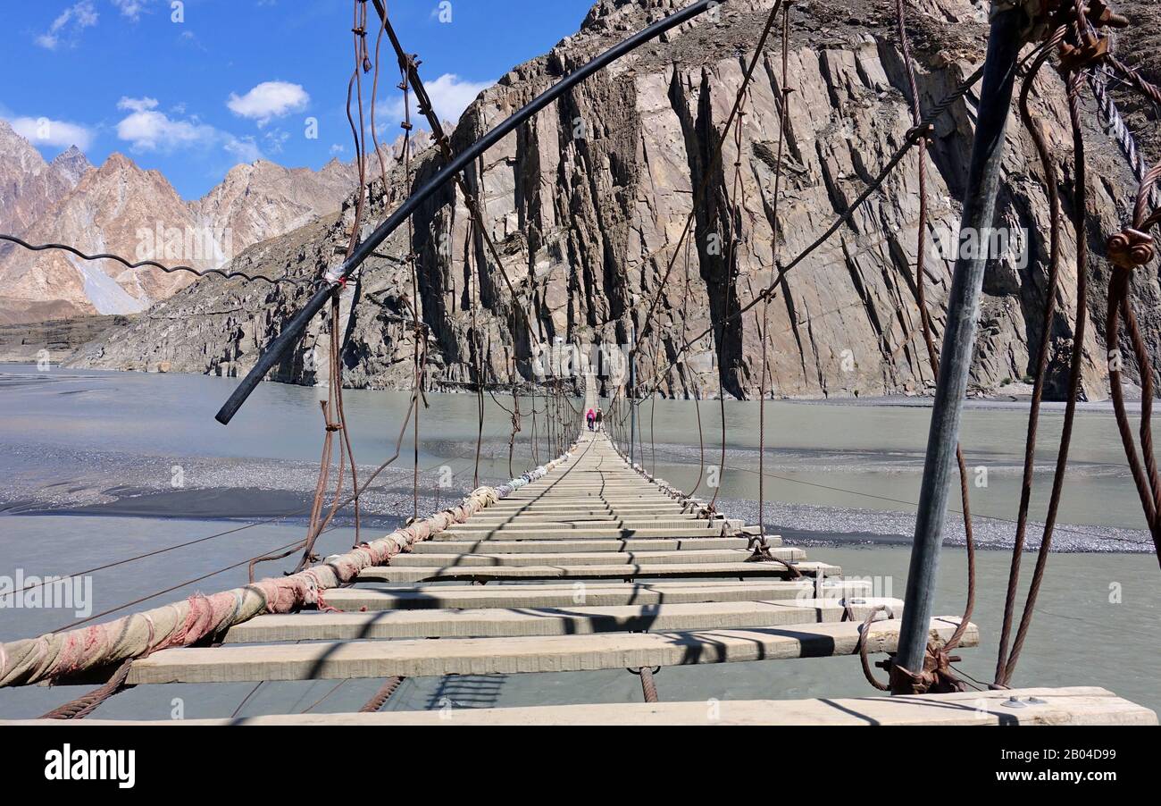 Pont suspendu Hussaini, pont de corde précaire dans le nord du Pakistan, Hunza Banque D'Images