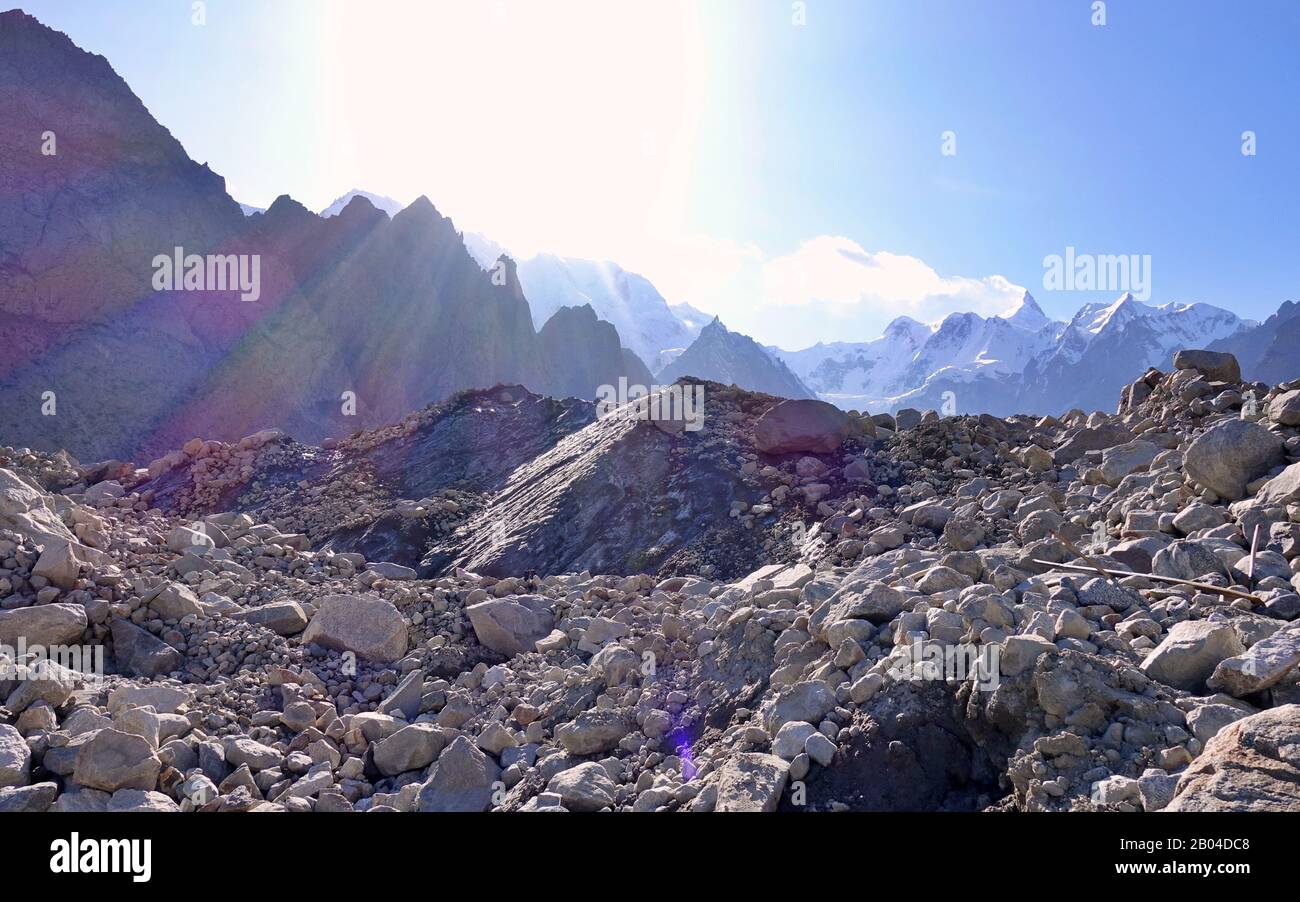 Trekking dans les montagnes rocheuses sauvages du Pakistan sans aucun chemin Banque D'Images