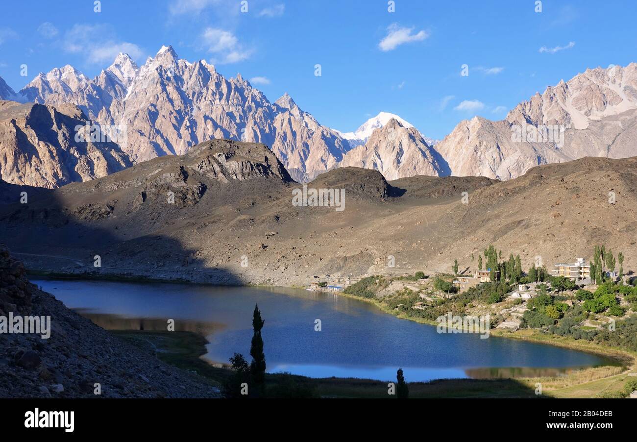 Le lac Borith chaud avec les cônes passu pics en arrière-plan - Trekking au Pakistan 2019 Banque D'Images