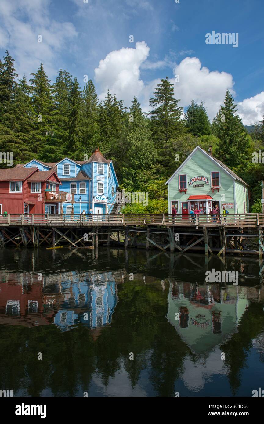 Maisons le long de la promenade de Creek Street l'ancien quartier de Red Light à Ketchikan reflétant dans l'eau à marée haute, sud-est de l'Alaska, États-Unis. Banque D'Images