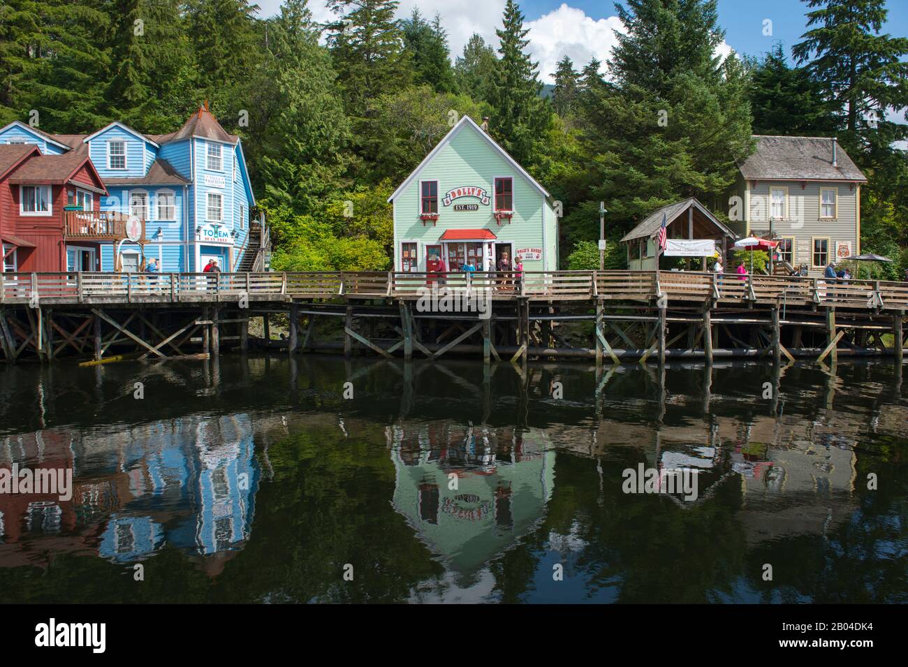 Maisons le long de la promenade de Creek Street l'ancien quartier de Red Light à Ketchikan reflétant dans l'eau à marée haute, sud-est de l'Alaska, États-Unis. Banque D'Images