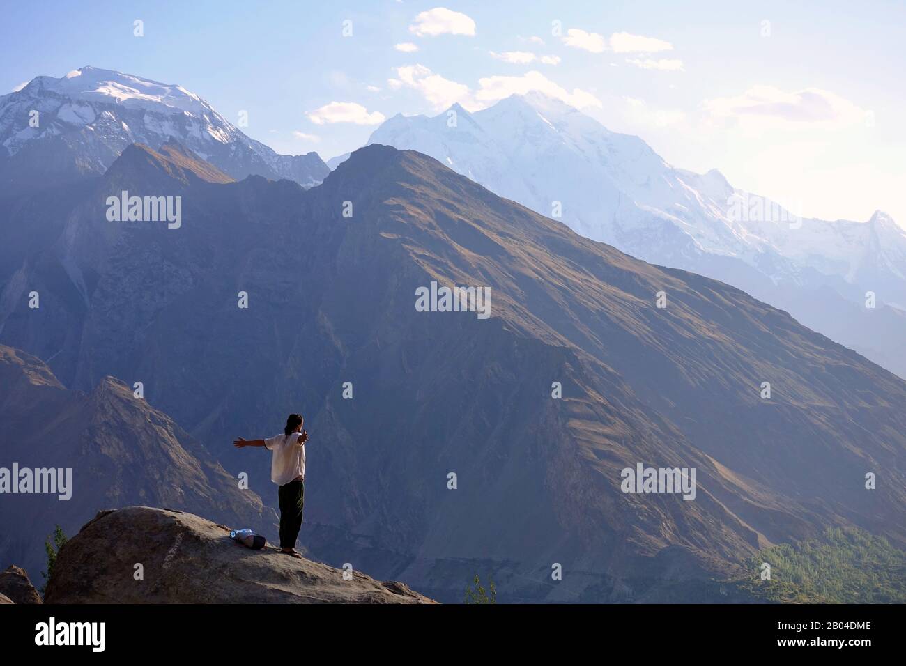 Homme avec chemise blanche sur le pic d'une montagne à Hunza, Paksitan - randonnée sur le toit du monde - Banque D'Images