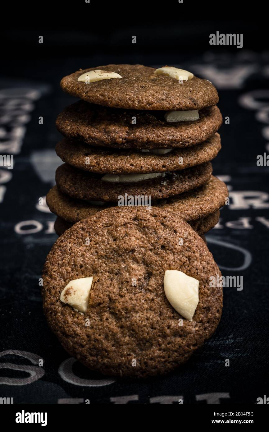 Cookies aux copeaux faits maison avec du chocolat blanc. Délicieux. Banque D'Images