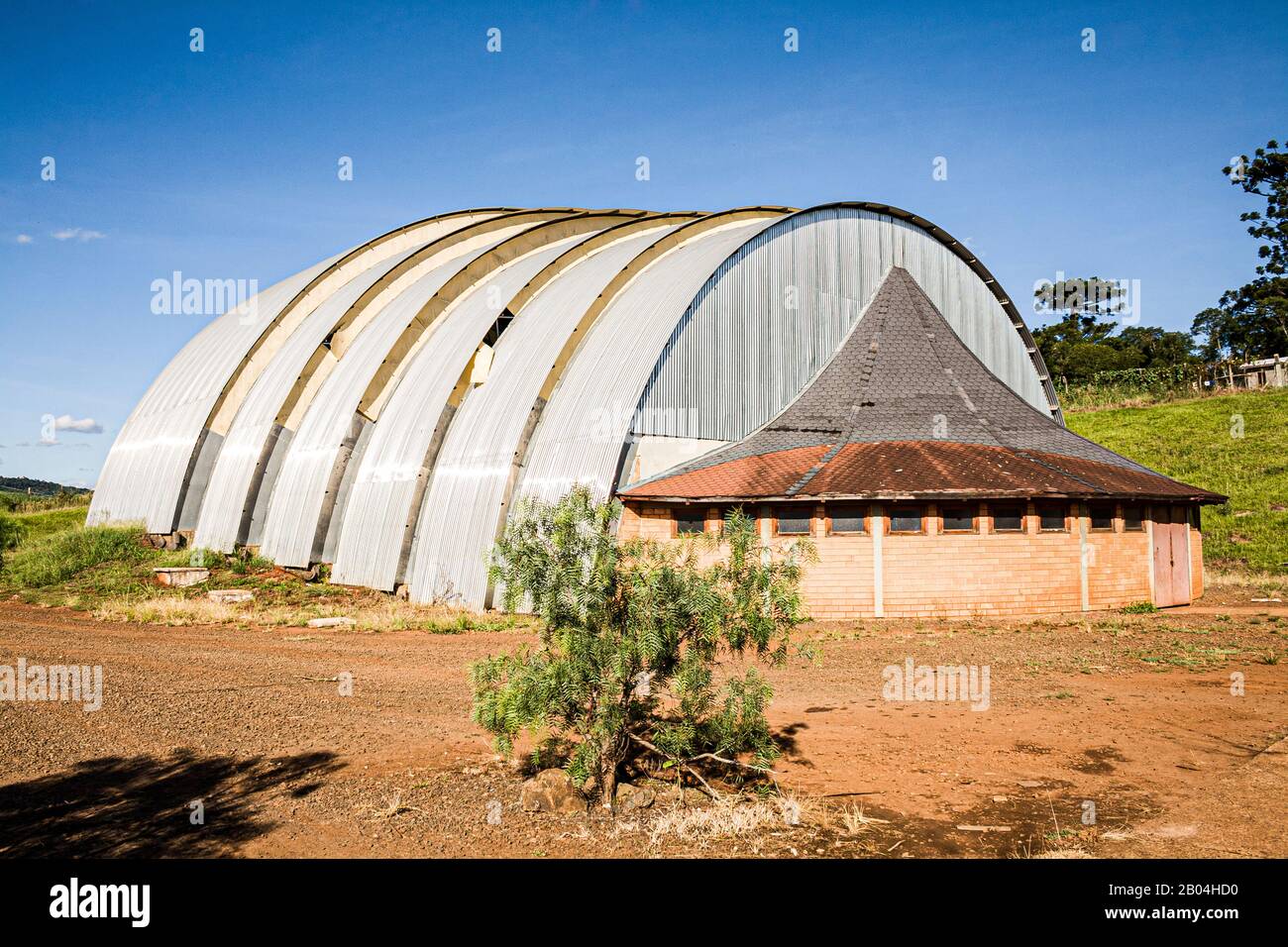 Gingásio em forma de tatu na sede da Reserva Indígena Xapecó. Ipuaçu, Santa Catarina, Brésil. / gymnase en forme d'Armadillo à la Réserve indienne Xapecó. Ip Banque D'Images