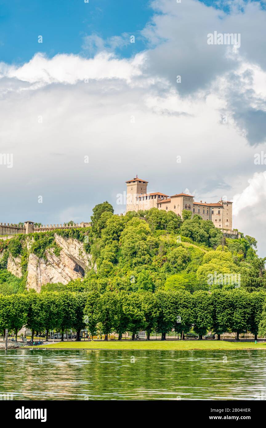 Voir à Angera et Rocca di Angera au Lago Maggiore vu de la mer, Varese, Italie Banque D'Images