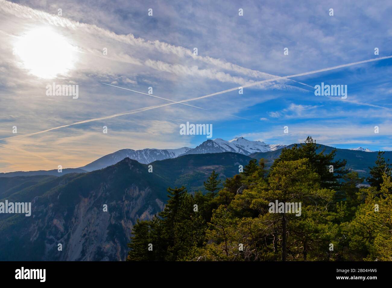 La vue panoramique majestueuse des montagnes des Alpes françaises s'étend dans l'après-midi pendant une journée ensoleillée Banque D'Images