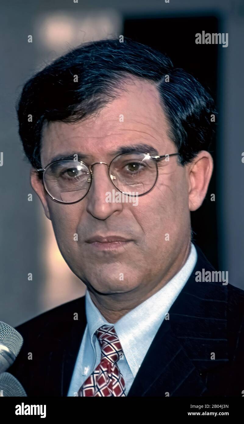 Washington, DC. USA, Août, 1998le procureur Lanny Davis parle aux journalistes en dehors des studios CBS après sa présentation le dimanche Matin de la conférence" crédit: Mark Reinstein/MediaPunch Banque D'Images