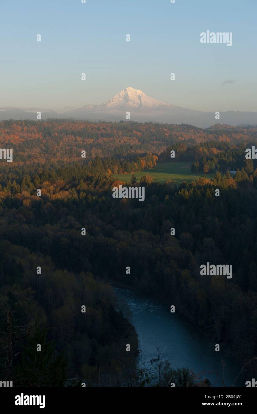 Vue à l'automne du point de vue de Jonsrud de la vallée de la rivière Sandy, des montagnes Cascade et du Mont. Capuche près de Sandy dans l'Oregon, États-Unis. Banque D'Images