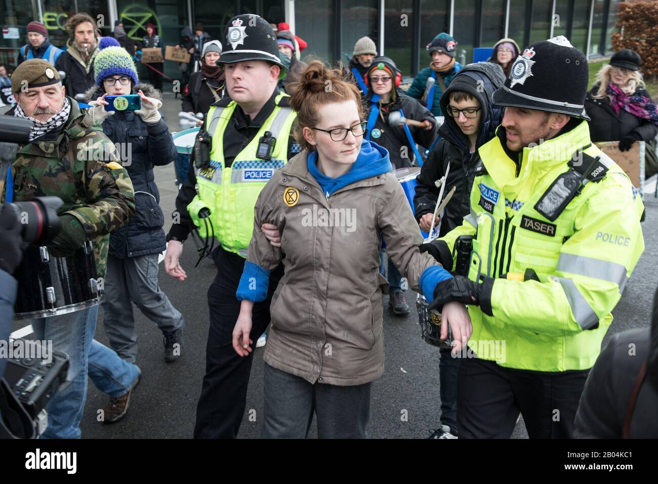 Rébellion de l'extinction le 18 février 2020 Protestant au Schlumberger Building, Cambridge, Royaume-Uni. Le manifestant Gabriella Ditton est arrêté. Banque D'Images