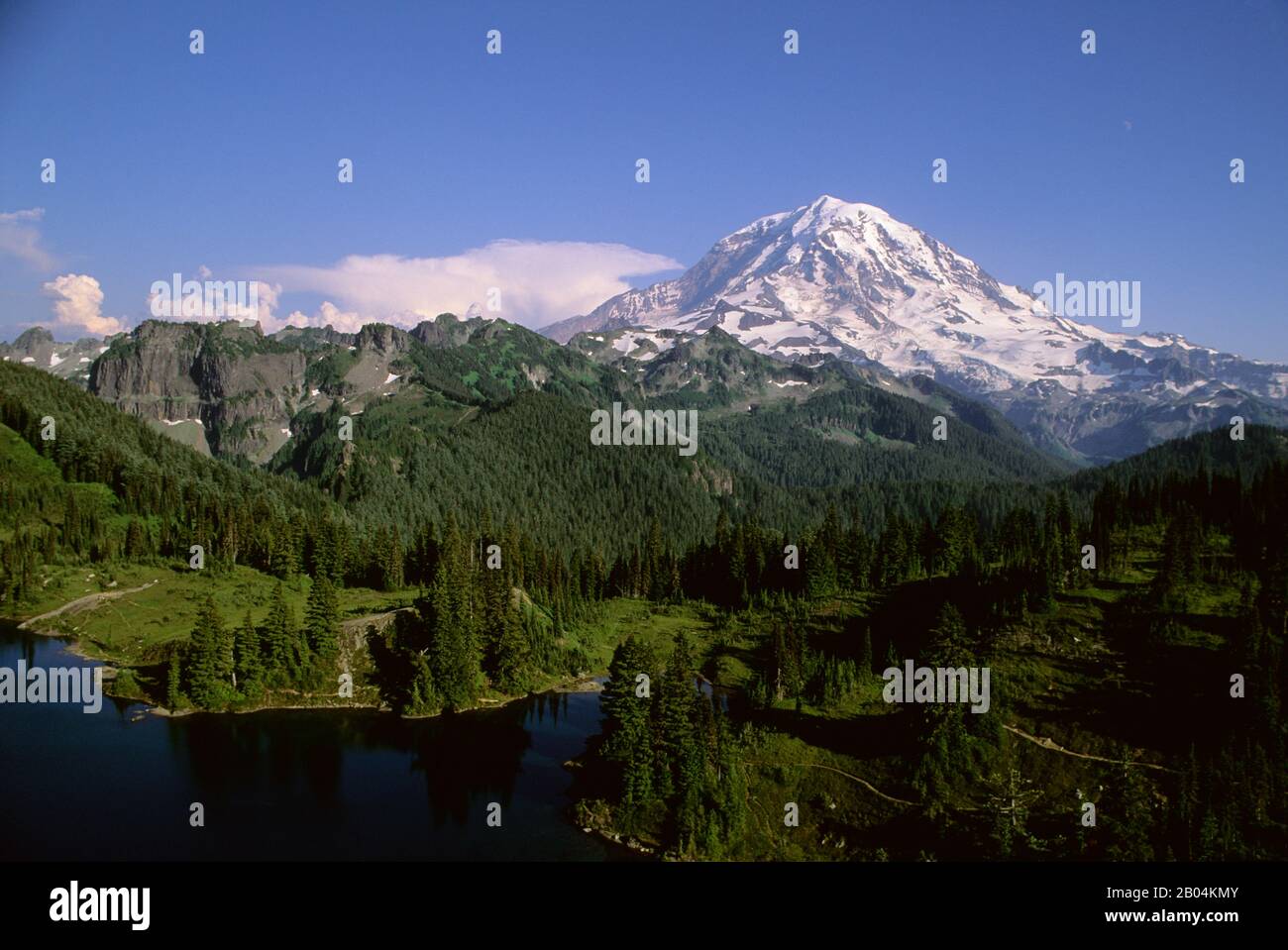 Vue sur le mont Rainier et le lac Eunice à Mt. Rainier National Park, État de Washington aux États-Unis. Banque D'Images