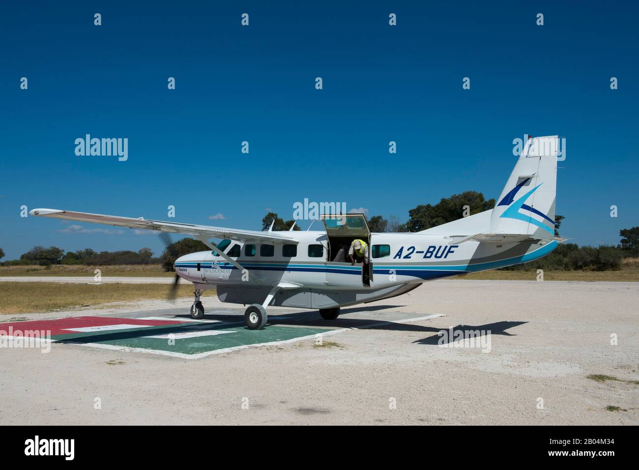 Cessna 208 Caravan à la piste d'atterrissage des plaines de Vumbura dans la partie nord du Botswana. Banque D'Images