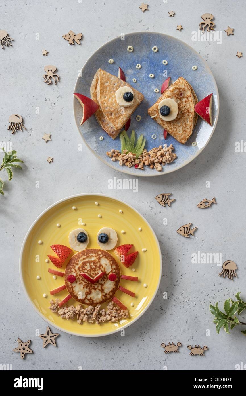 Fun Food for Kids. Cute le crabe et le homard fruits croissants avec petit-déjeuner pour les enfants Banque D'Images