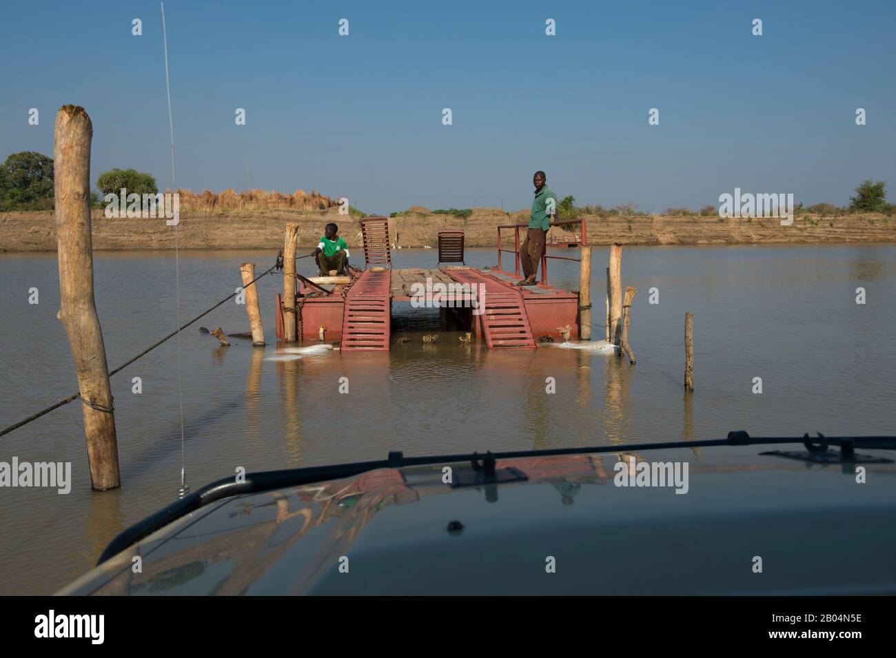 Vue sur le ferry ponton pour traverser la rivière Luangwa afin d'entrer dans le parc national de South Luangwa dans l'est de la Zambie. Banque D'Images Vue sur le ferry ponton pour traverser la rivière Luangwa afin d'entrer dans le parc national de South Luangwa dans l'est de la Zambie. Banque D'Images