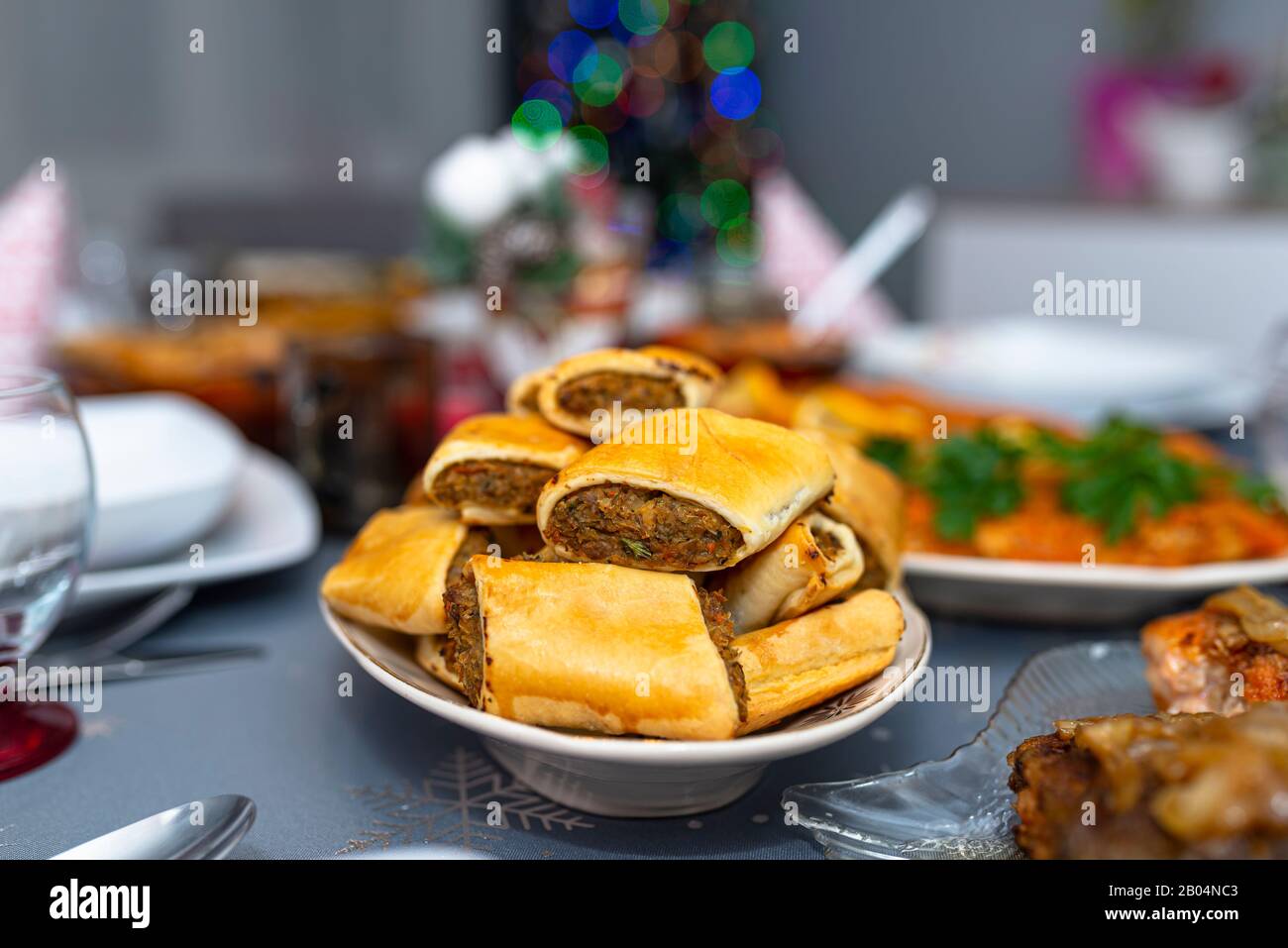 Pâté cuit dans une tarte posée sur une table de vacances sur une plaque. Banque D'Images