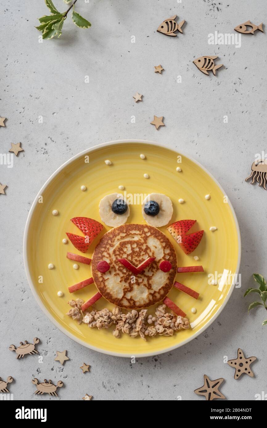 Fun Food for Kids. Cute le crabe et le homard fruits croissants avec petit-déjeuner pour les enfants Banque D'Images