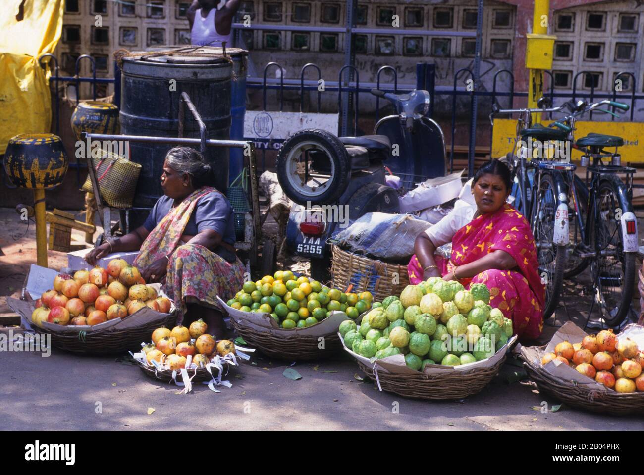 Les femmes qui vendent des fruits dans un marché en plein air à Tuticorin en Inde. Banque D'Images