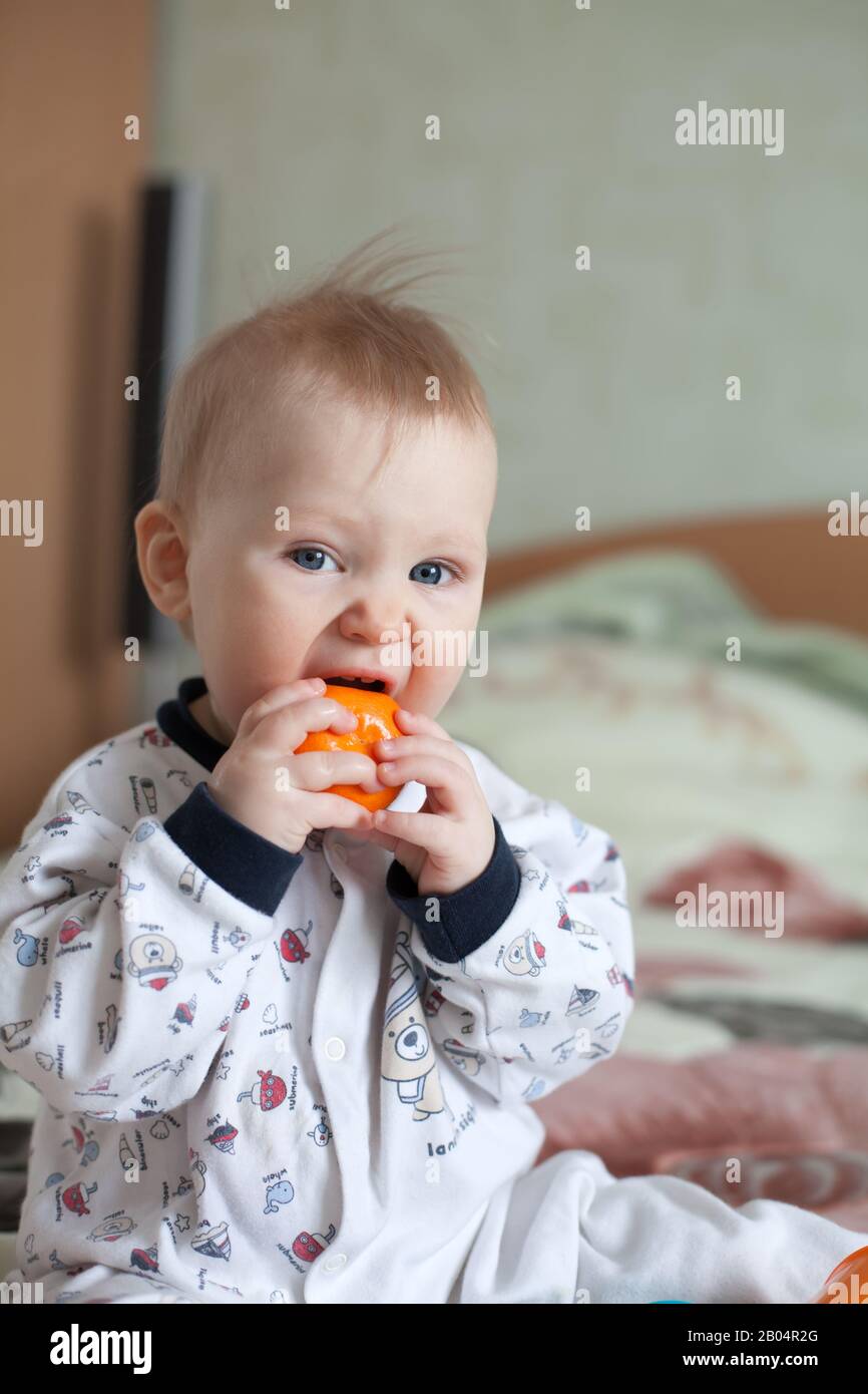 Un Bebe Mangeant Des Fruits Mandarin Photo Stock Alamy