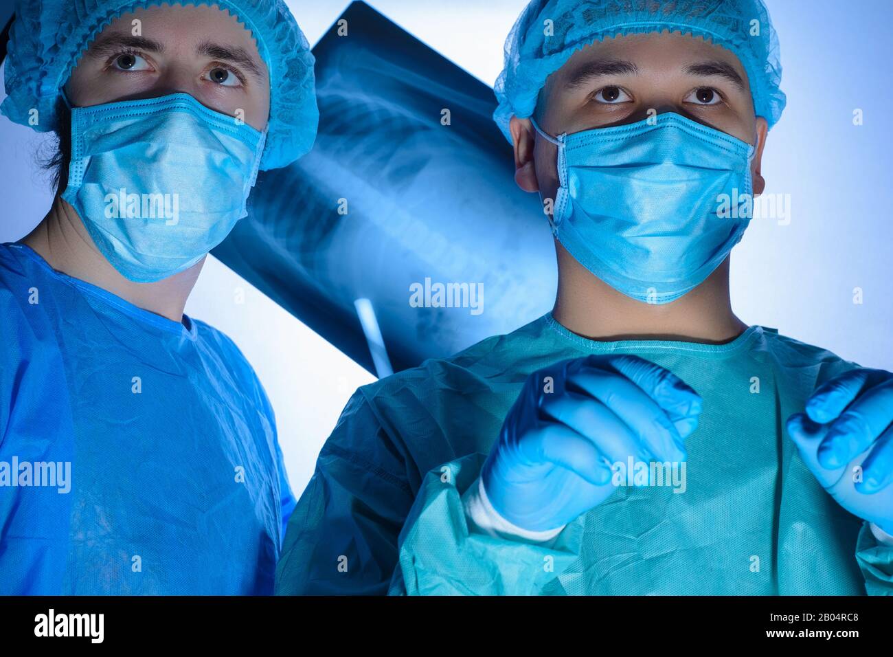 Un médecin anesthésiste chirurgien Chirurgie man silhouette aiguille isolé  sur fond blanc Photo Stock - Alamy