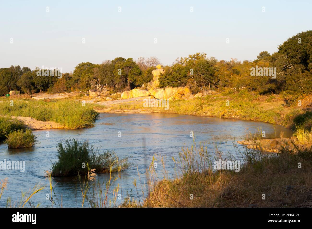 Vue sur la rivière Sand dans La Réserve de jeux de Sai Sands à côté du parc national Kruger en Afrique du Sud. Banque D'Images