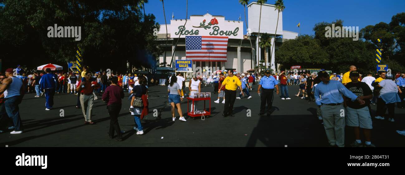 Groupe de personnes devant un stade, Le Rose Bowl, Pasadena, la ville de Los Angeles, Californie, États-Unis Banque D'Images