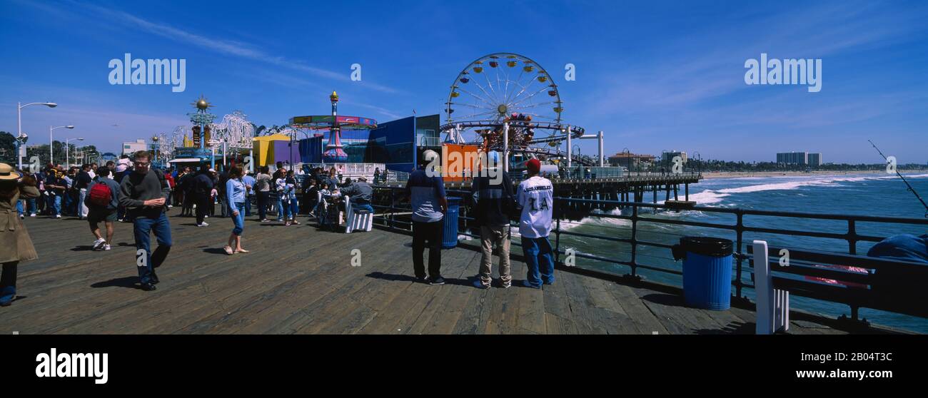 Touristes sur une promenade, Santa Monica Pier, Santa Monica, Californie, États-Unis Banque D'Images