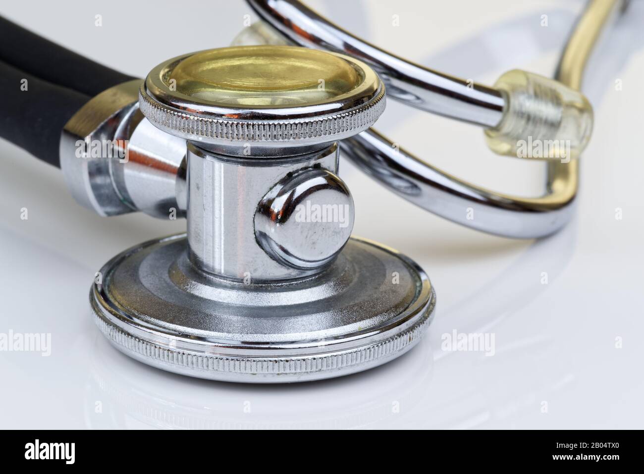 Vue rapprochée du stéthoscope sur fond blanc Banque D'Images