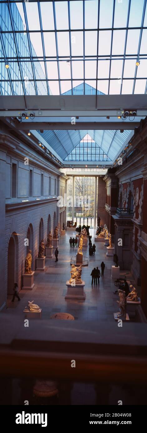 Touristes Dans Un Musée, Petrie European Sculpture Court, Metropolitan Museum Of Art, Manhattan, New York City, New York State, États-Unis Banque D'Images