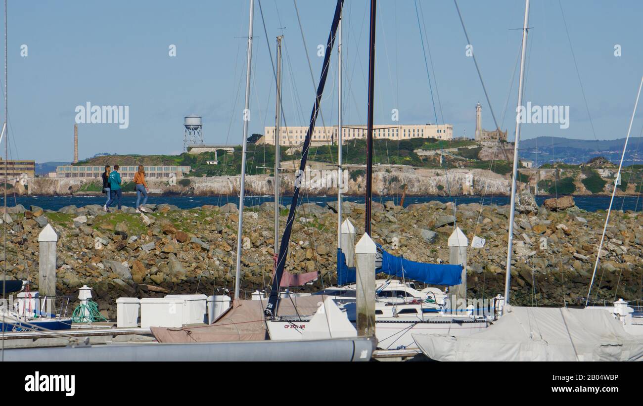 Île d'Alcatraz et prison derrière les voiliers, vue depuis Yacht Harbor dans le quartier de Marina. Site historique national des États-Unis dans la baie de San Francisco. Banque D'Images