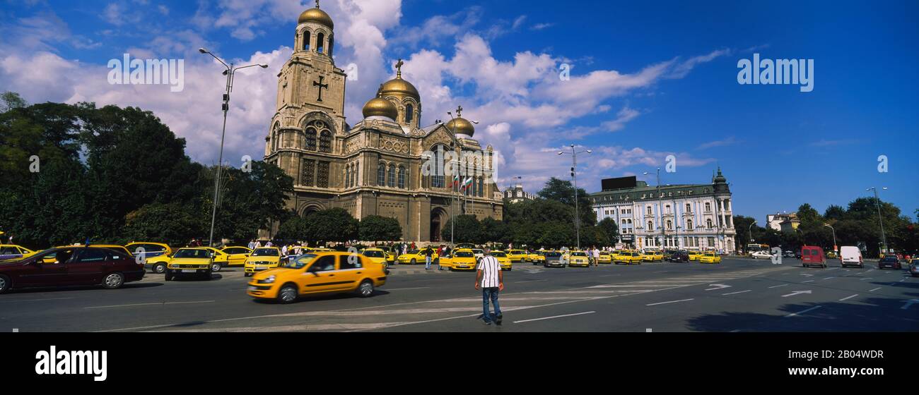 Trafic sur la route devant une cathédrale dans une ville, la cathédrale de l'Assomption de la Sainte Vierge, Varna, Bulgarie Banque D'Images