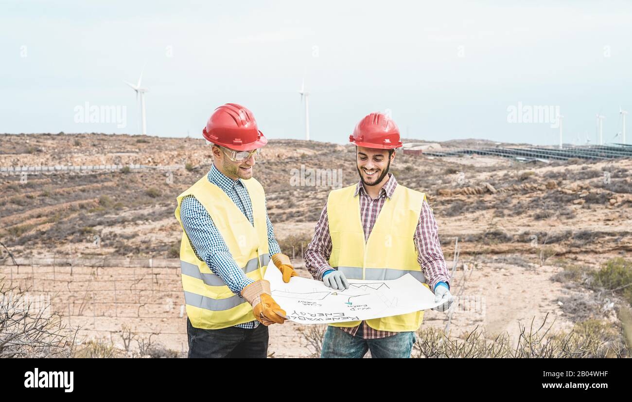 Les ingénieurs ouvriers discutent du projet d'énergie renouvelable - les constructeurs planifient comment construire un nouveau parc éolien - respectueux De L'Environnement, la construction et sa Banque D'Images